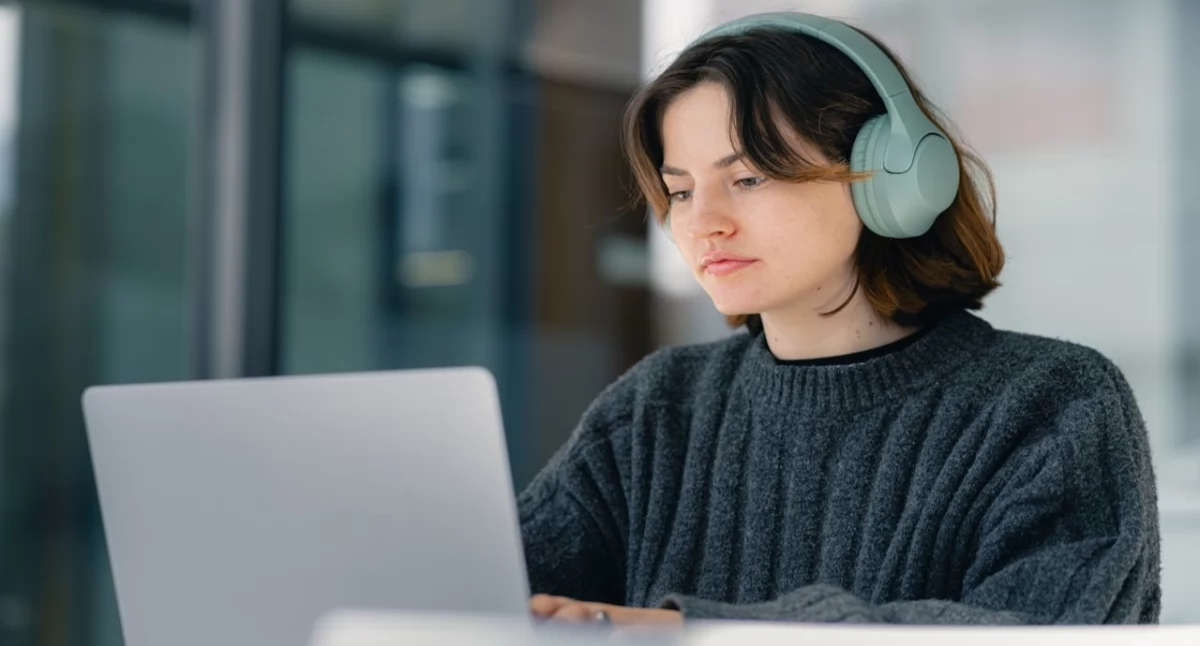 Nie tylko muzyka – jak wykorzystać słuchawki w pracy i relaksie?