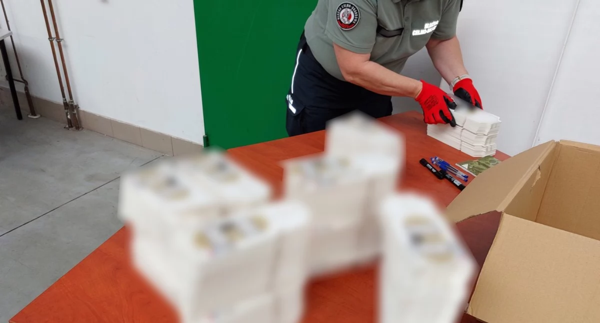 KAS zatrzymała transport podrobionej poligrafii służącej do produkcji nielegalnych papierosów [FOTO]