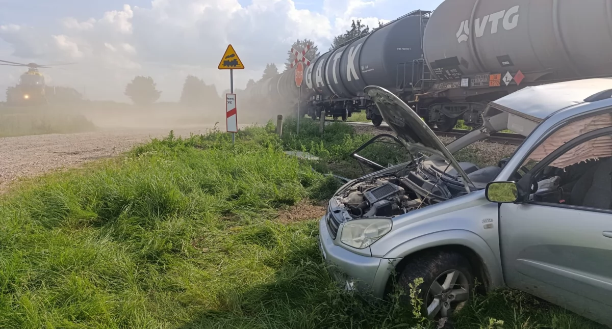 Osobówką wjechał wprost pod pociąg towarowy - VIDEO