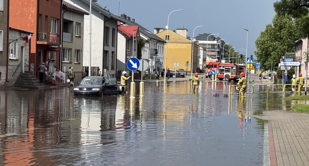 Zalane budynki, piwnice i ulice. Strażacy walczyli ze skutkami ulewy w Zambrowie [FOTO+VIDEO]