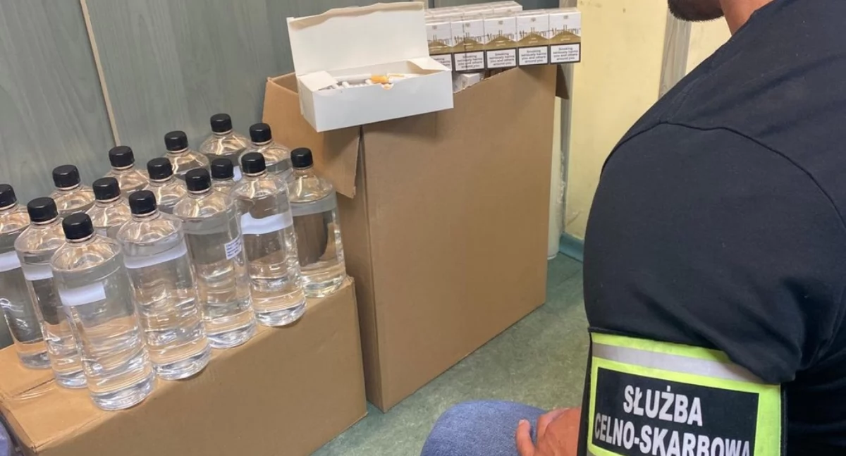 Nielegalne papierosy, alkohol i narkotyki ujawnione w mieszkaniu