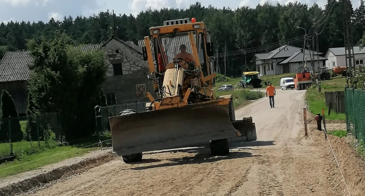 Rozpoczęła się przebudowa dróg dojazdowych w gminie Kołaki Kościelne [FOTO]