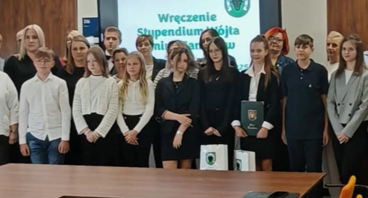 Stypendia trafiły do najzdolniejszych uczniów w gminie Zambrów