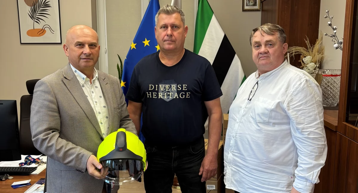Specjalistyczne hełmy strażackie trafiły do OSP Stary Laskowiec [FOTO]