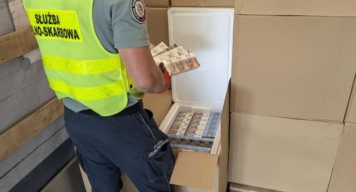 Próbowali przemycić ponad 20 tys. paczek papierosów [FOTO]