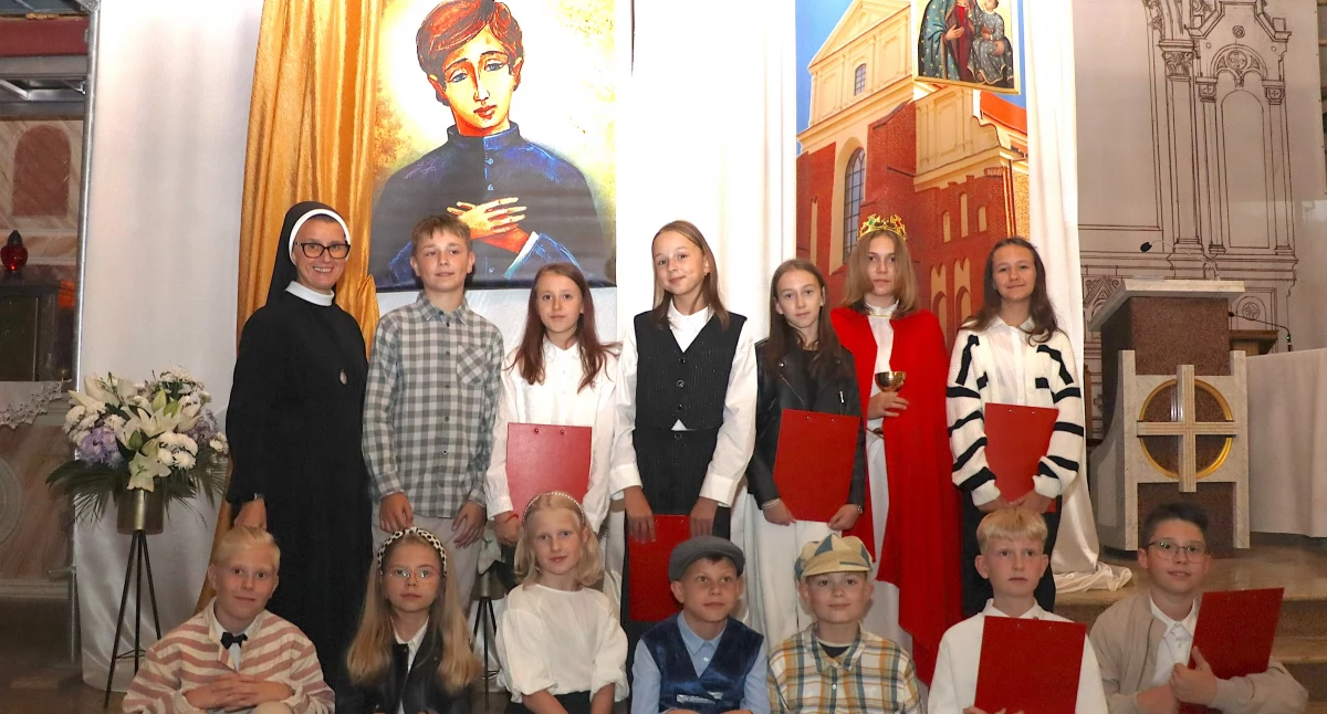 Młodzi parafianie z “Trójcy” zaprezentowali występ poświęcony św. Stanisławowi Kostce [FOTO]