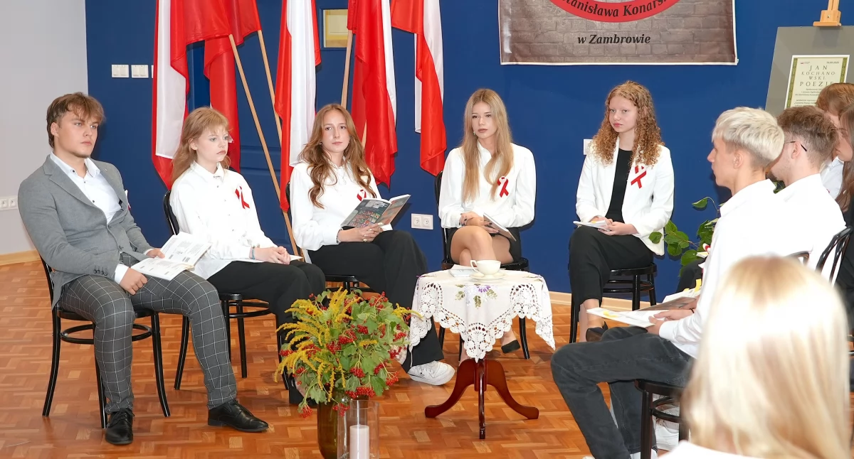 Narodowe Czytanie 2025: Twórczość Jana Kochanowskiego rozbrzmiała w ILO w Zambrowie [FOTO+VIDEO]