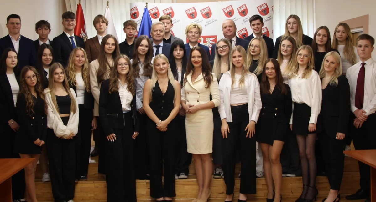 Najlepsi uczniowie otrzymali Stypendia Starosty Zambrowskiego [FOTO]