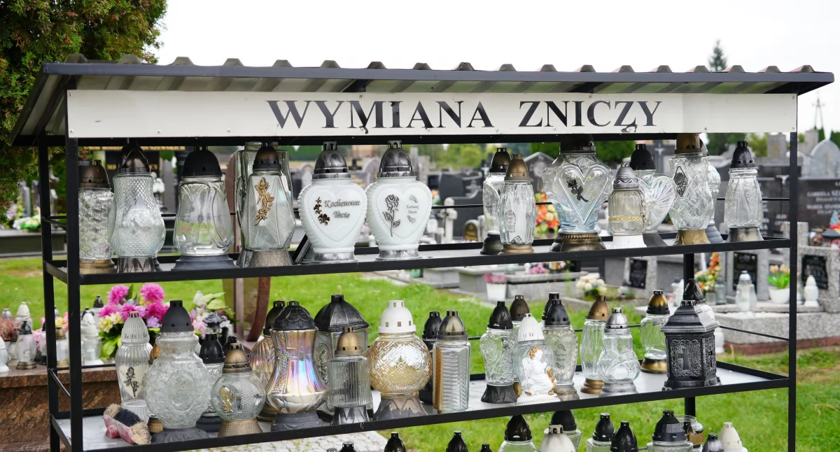 Na cmentarzach w Zambrowie można wymieniać znicze! [FOTO+VIDEO]