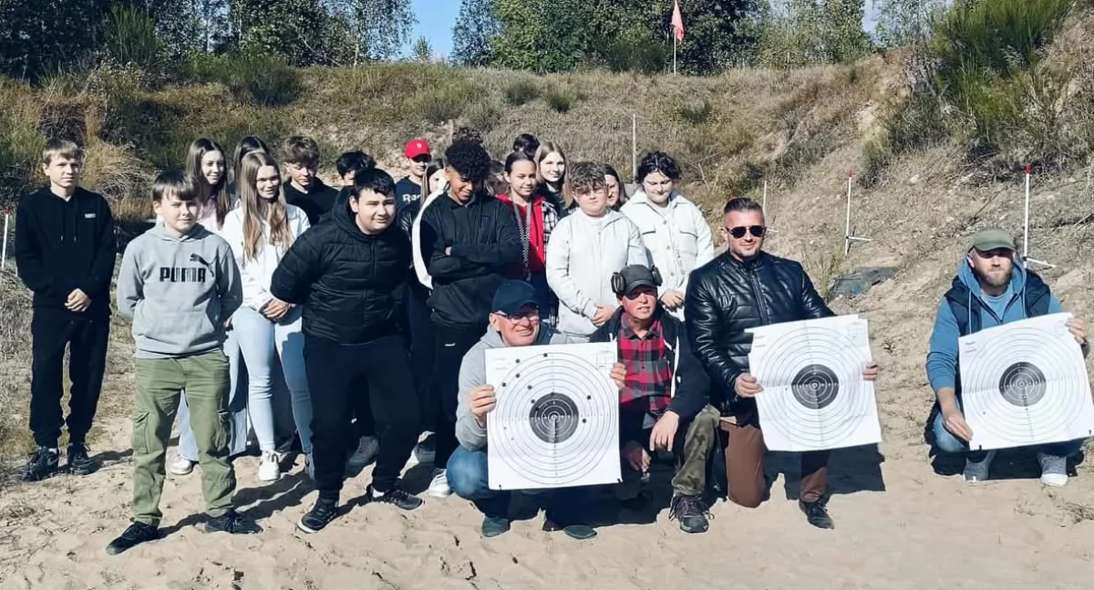 Młodzież z SP w Kołakach Kościelnych ćwiczyła strzelanie [FOTO]
