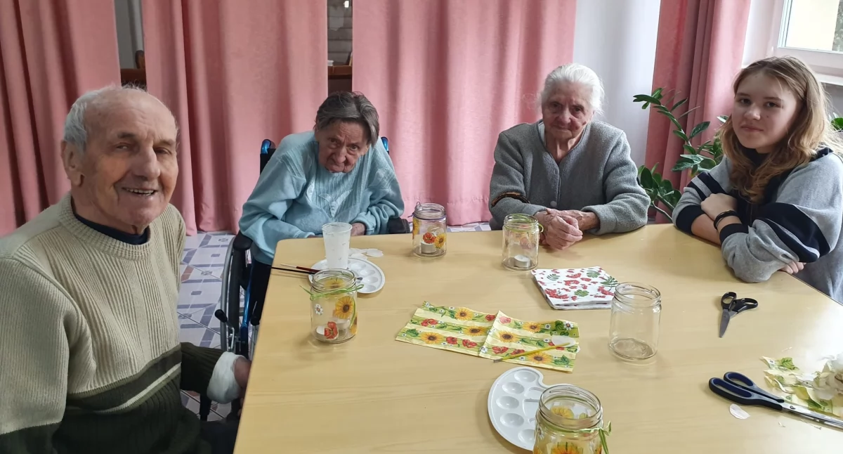 Wolontariusze z SP4 i ILO odwiedzili seniorów w Centrum Księdza Orione w Brańszczyku [FOTO]