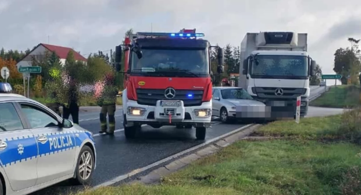 Dwie osoby w szpitalu po zderzeniu ciężarówki i osobowego seata w sąsiednim powiecie