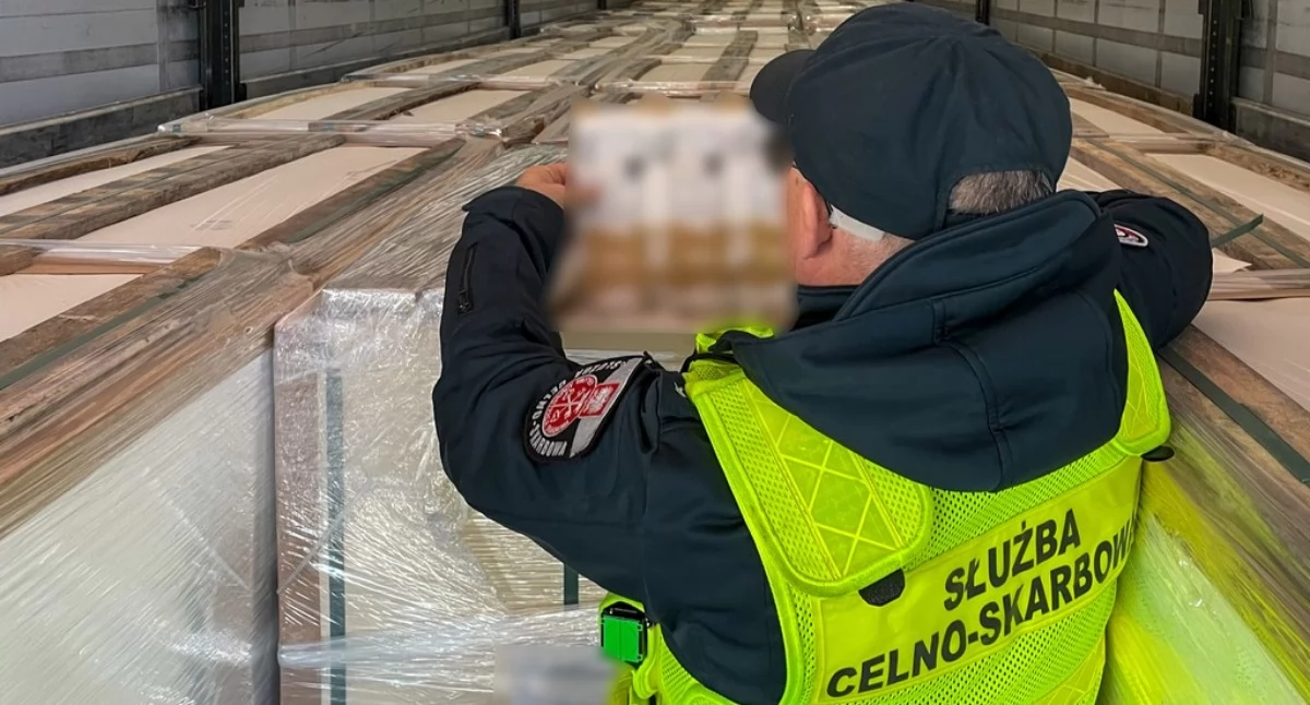 Funkcjonariusze KAS przejęli miliony podrobionych opakowań papierosów [FOTO]