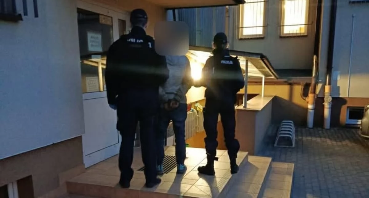 Policyjna kontrola zakończona zatrzymaniami. Kierowca miał narkotyki, a pasażer był poszukiwany