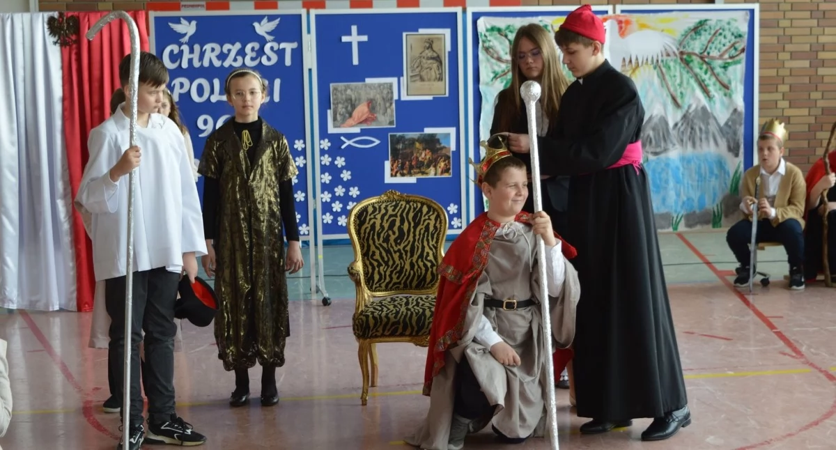 Szkoła Podstawowa w Starym Zakrzewie uczciła 1060. rocznicę chrztu Polski [FOTO]