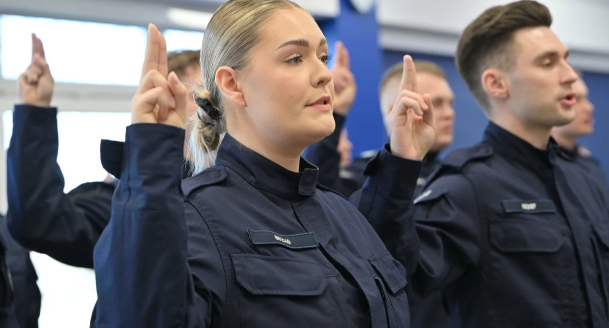 Nowi funkcjonariusze zasilą zambrowską policję. Złożyli uroczyste ślubowanie [FOTO]