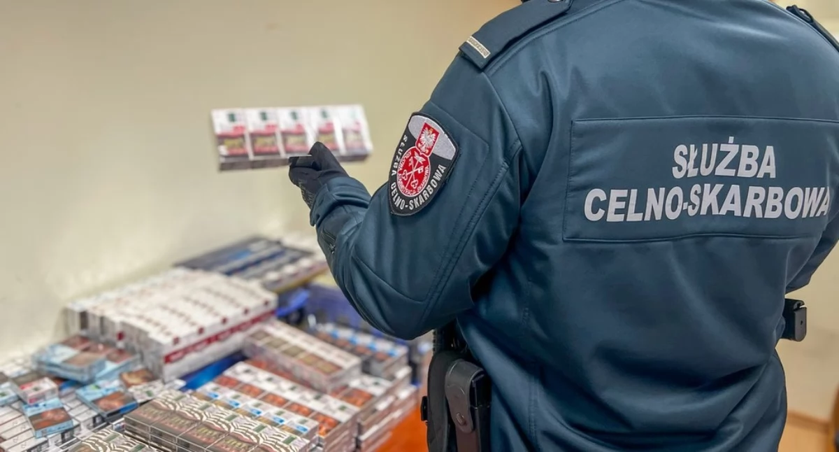 Przemyt w sześciu autach na granicy. Funkcjonariusze przejęli tysiące paczek papierosów