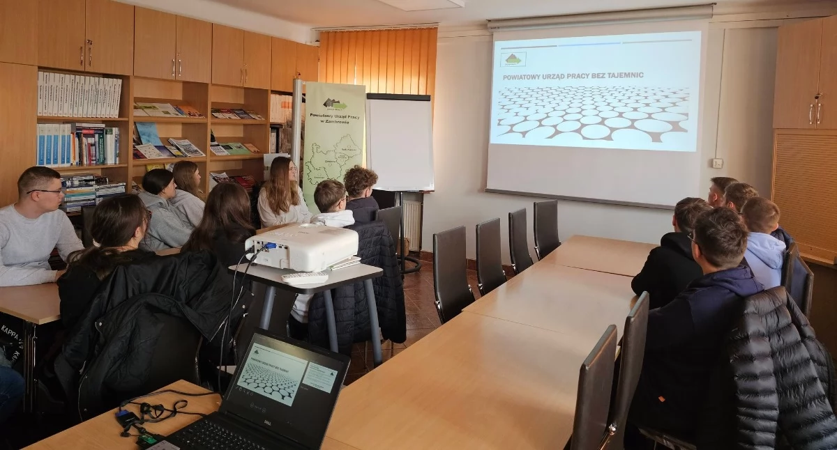 Przyszli absolwenci ZSA odwiedzili Powiatowy Urząd Pracy w Zambrowie [FOTO]