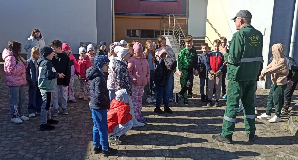 Uczniowie ze Starego Zakrzewa szkolili się z segregacji. Pomogli pracownicy zambrowskiego PGK [FOTO]