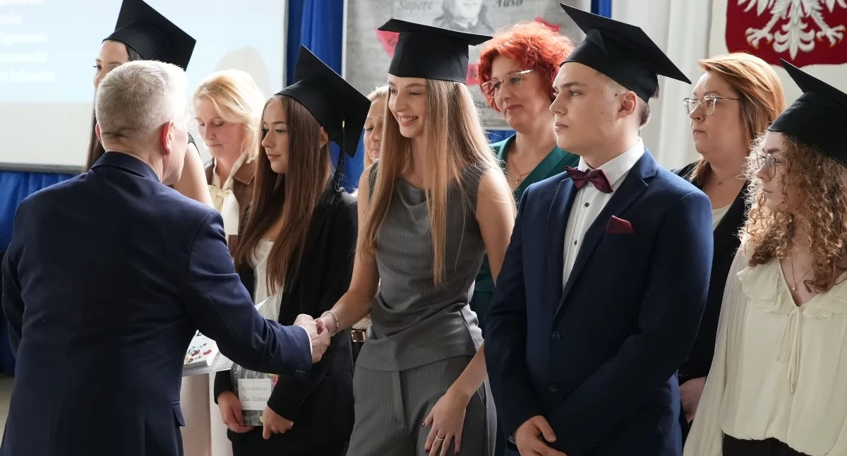Maturzyści pożegnali mury ILO w Zambrowie [FOTO+VIDEO]