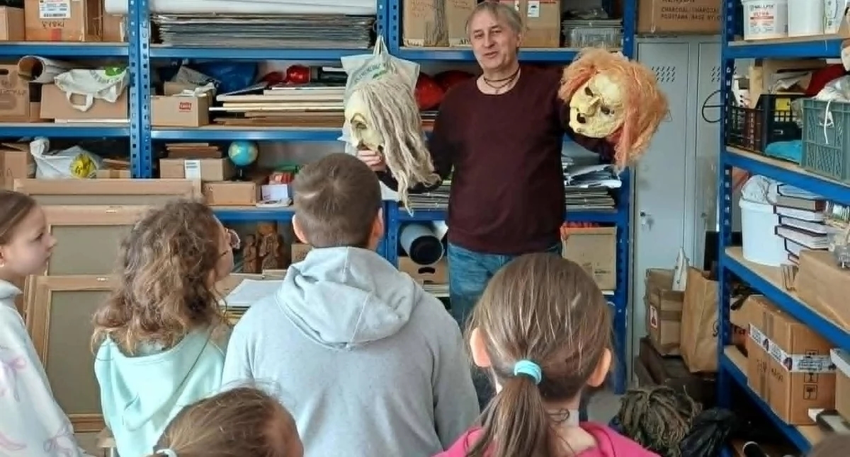 Trzecioklasiści z „Czwórki” odwiedzili MOK. Poznali kulisy pracy artystów [FOTO]