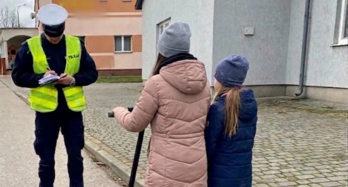 Dwie nastolatki na jednej hulajnodze. Interweniowali policjanci