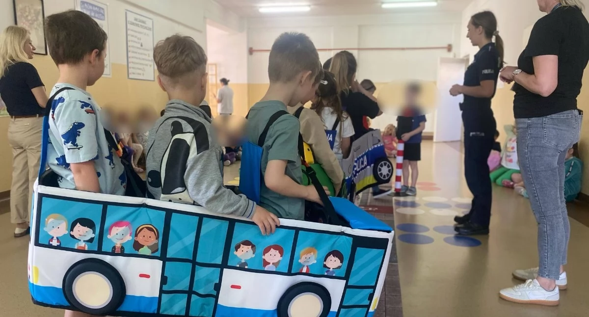 Zambrowscy policjanci uczyli przedszkolaków z Rutek bezpieczeństwa. Wykorzystali 