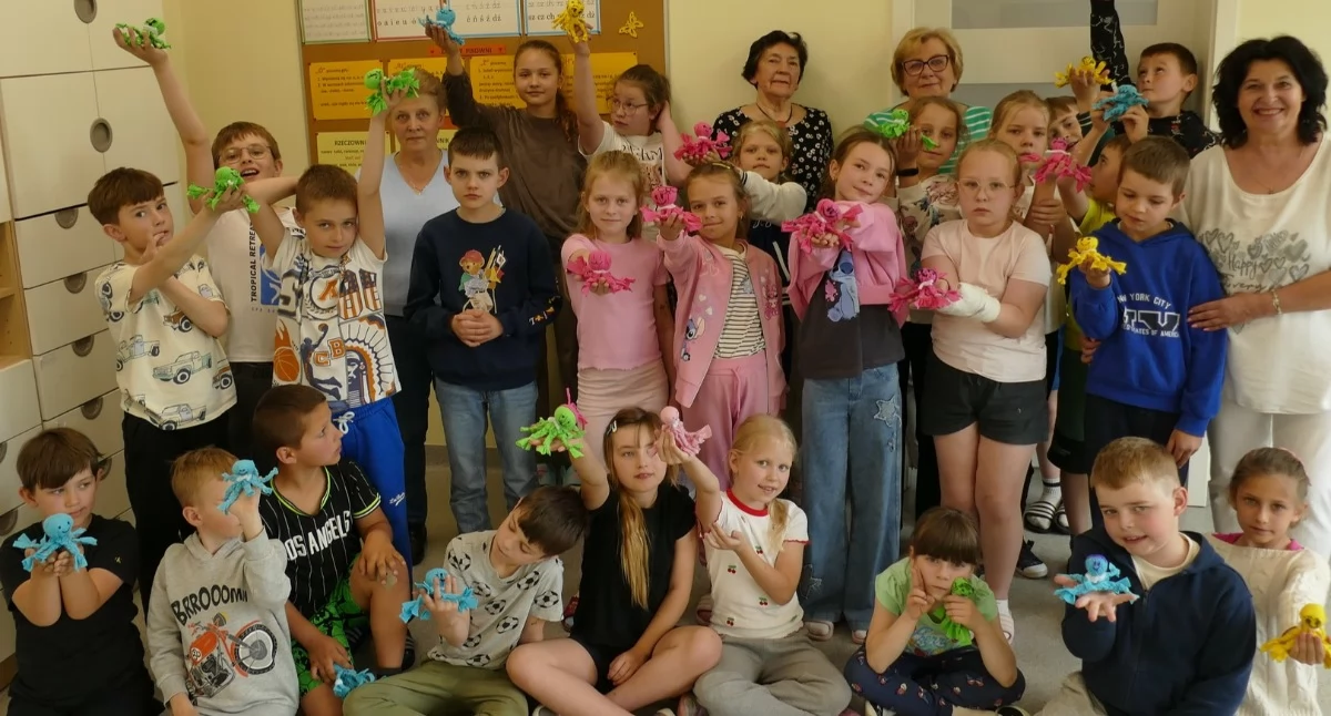 Kreatywny recykling w Szkole Podstawowej w Wiśniewie. Uczniowie robili maskotki i drzewka [FOTO]