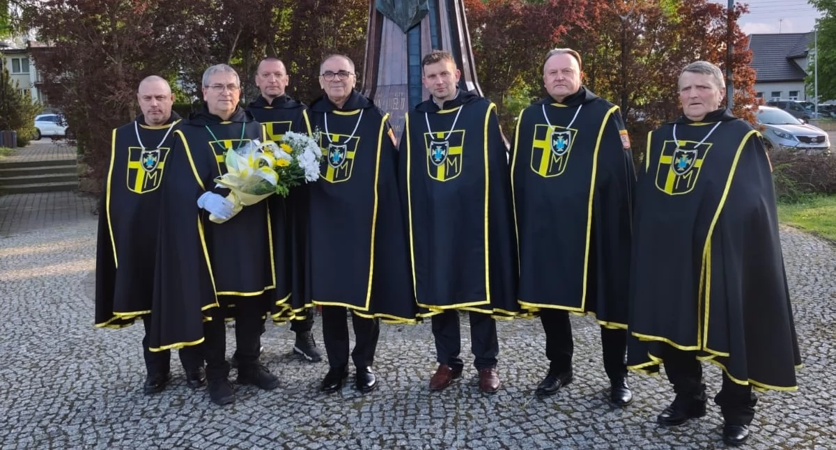 Członkowie chorągwi Zakonu Rycerzy św. Jana Pawła II w Zambrowie uczcili 106. rocznicę urodzin św. Jana Pawła II [FOTO]