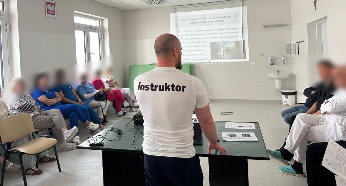Policjant szkolił personel zambrowskiego szpitala. Uczył obrony przed agresją [FOTO]