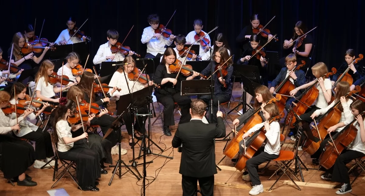 Wyjątkowy koncert orkiestry smyczkowej dla zambrowskich uczniów [FOTO+VIDEO]