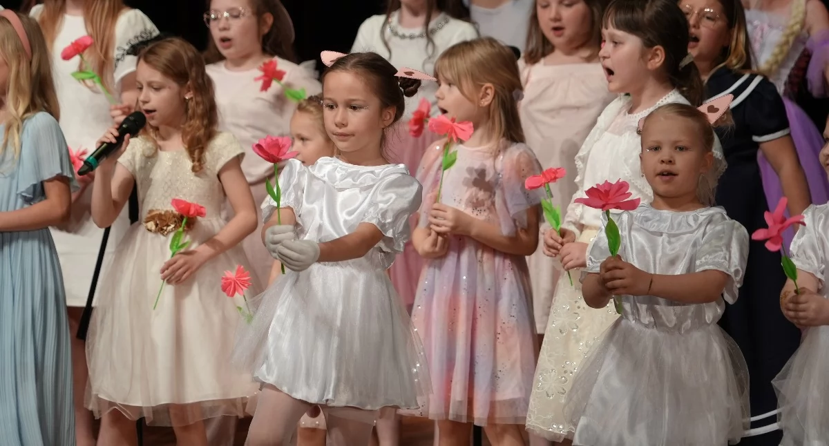 Wyjątkowy koncert w Miejskim Ośrodku Kultury w Zambrowie. Dzieci zaśpiewały i zatańczyły dla mam [FOTO+VIDEO]