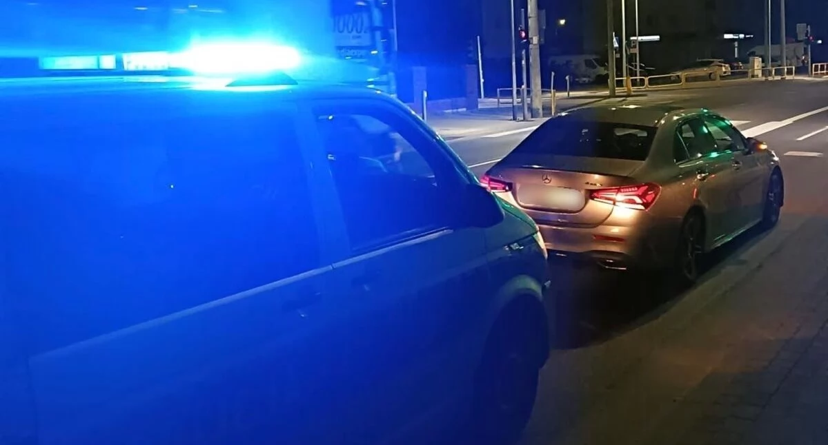 Zambrowscy policjanci zatrzymali dwóch nietrzeźwych kierujących. Jeden jechał z otwartą klapą bagażnika