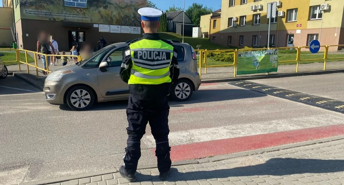 Policjanci kontrolowali rejon szkoły w Rutkach [FOTO]