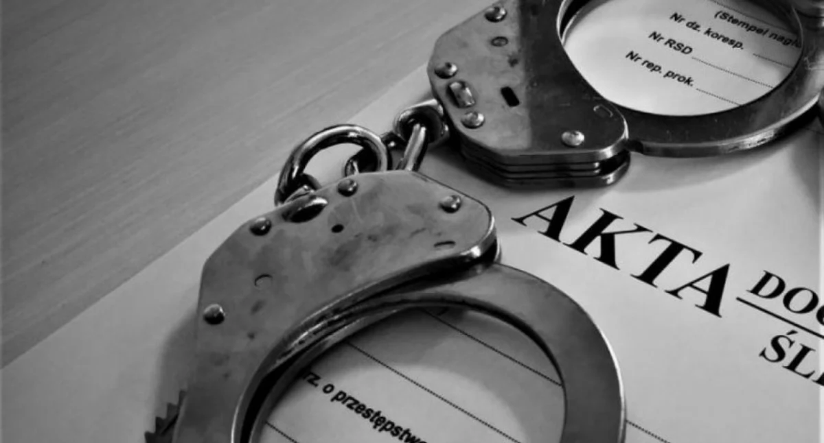 Krzyczał i wchodził na śmietniki. Zambrowscy policjanci zatrzymali 19-latka z mefedronem