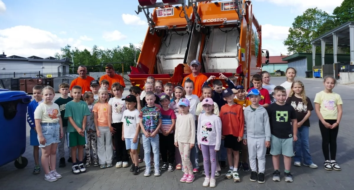 Uczniowie z Wiśniewa z wizytą w zambrowskim PSZOK-u. To była praktyczna lekcja ekologii [FOTO]