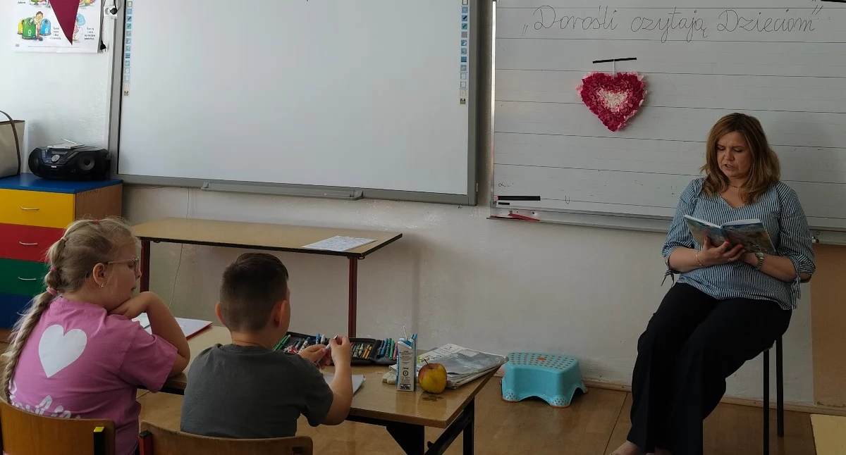 Dorośli czytają pierwszoklasistom w zambrowskiej „Trójce” [FOTO]