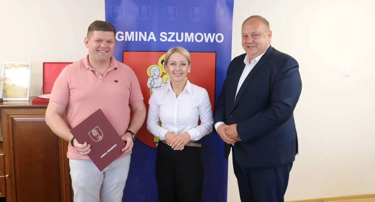 Rusza milionowa inwestycja w gminie Szumowo. Umowa na przebudowę drogi podpisana [FOTO]