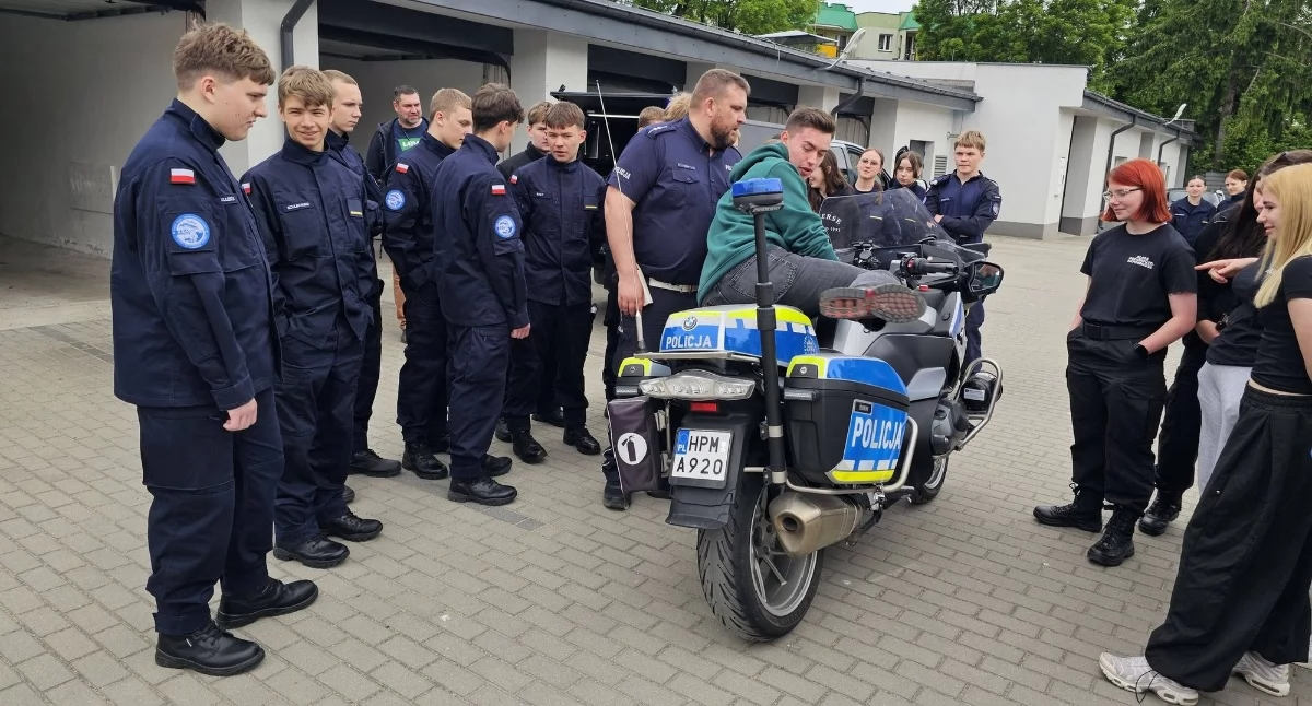 Klasy mundurowe z ZSA odwiedziły zambrowską komendę. Uczniowie poznali kulisy pracy policjantów [FOTO]