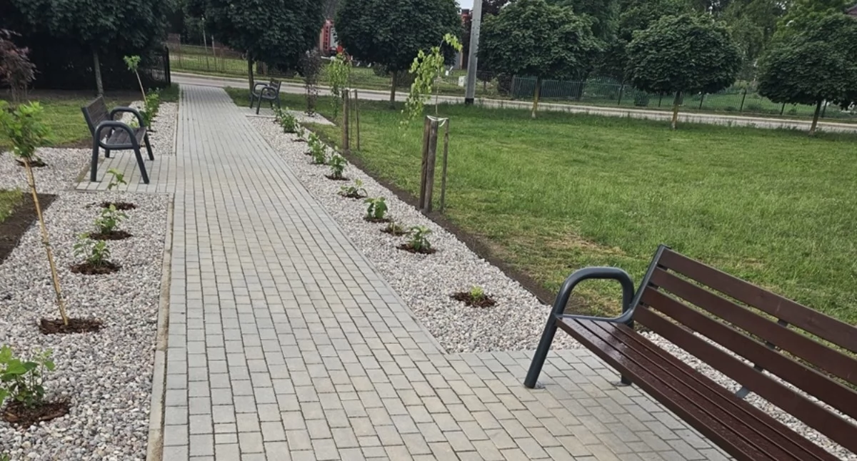 Zobacz, jak wygląda nowe otoczenie przy Centrum Biblioteczno-Kulturalnym w Szumowie [FOTO]