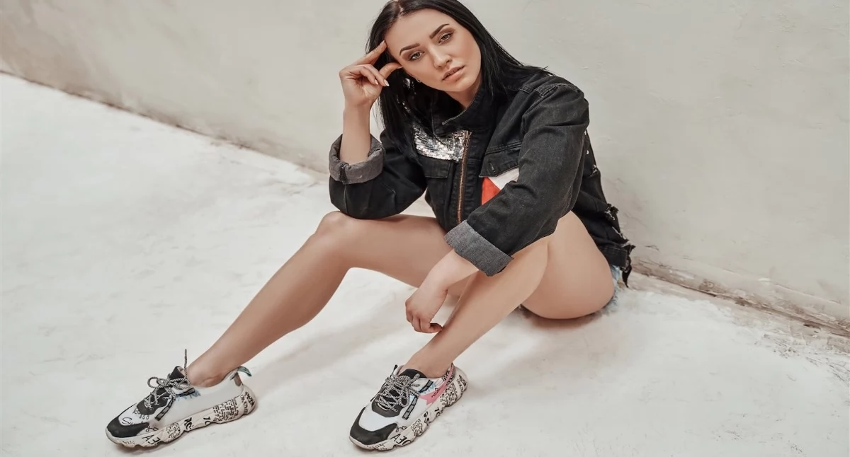 Globalne hity i inspiracje prosto z Instagrama – przeczytaj o najnowszych trendach w sneakersach damskich