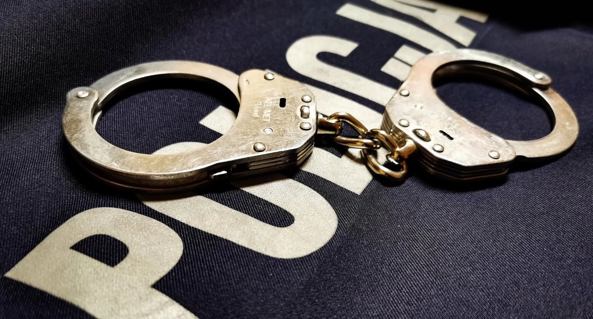 Policjanci zatrzymali dwóch poszukiwanych. Mężczyźni wpłacili grzywny i uniknęli więzienia