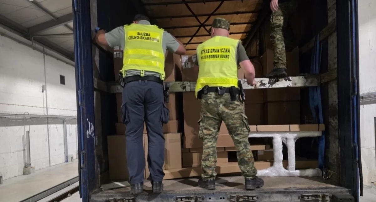 54 cudzoziemców znaleźli funkcjonariusze KAS w naczepie ciężarówki [VIDEO]