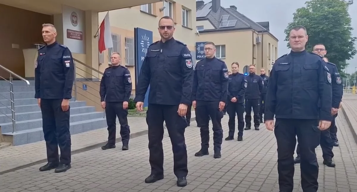 Zambrowscy policjanci robili pompki przed komendą. To challenge dla Kacpra Musiałowskiego [VIDEO]