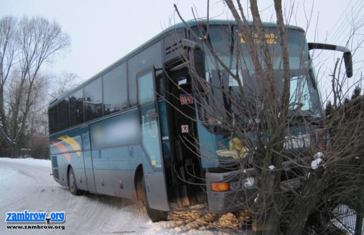 Zambrowski autobus uderzył w drzewo