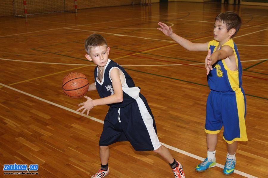Klasy sportowe rywalizują w koszykówce [foto]