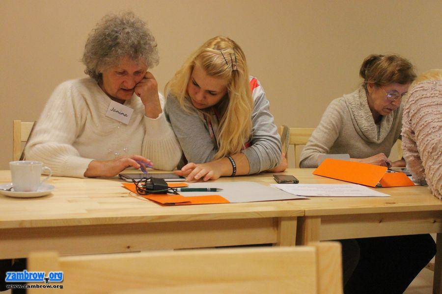 Zajęcia seniorów z obsługi tabletu zkończone