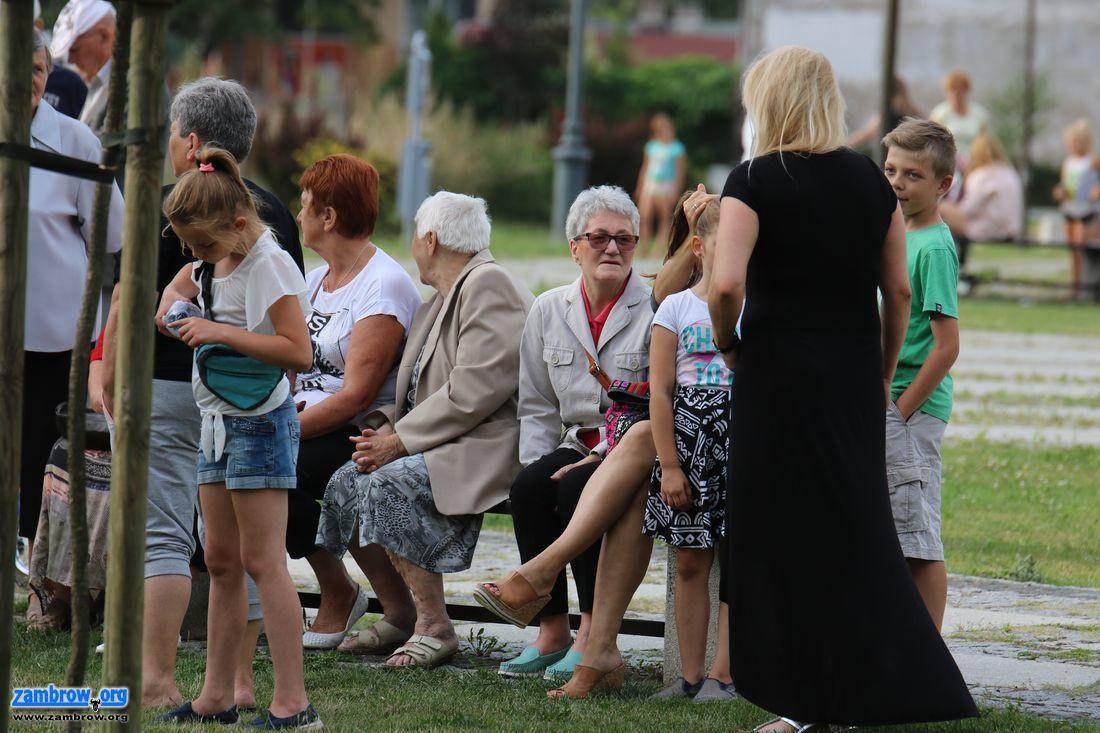 Muzyka ludowa oraz rozrywkowa rozbrzmiała na koszarach [foto]