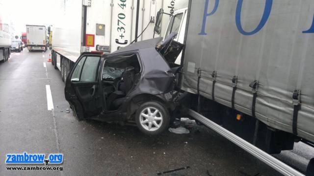 VW Golf zmiażdżony pomiędzy dwiema ciężarówkami