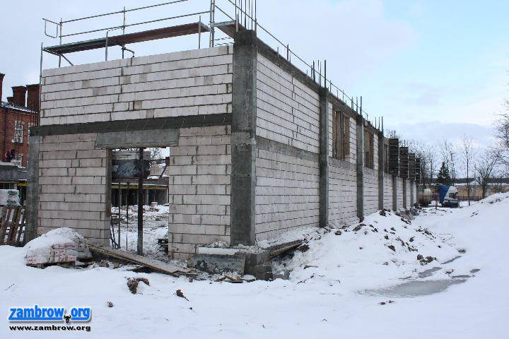 Budowa hali sportowej przy ZS1 w zimie